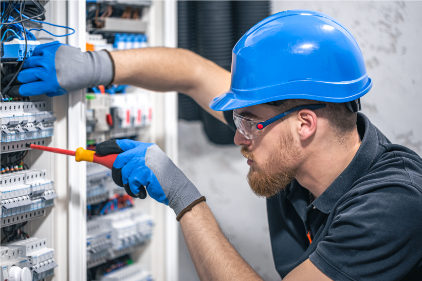 Ingeniero realizando mantenimiento eléctrico JPDL Ingenieria